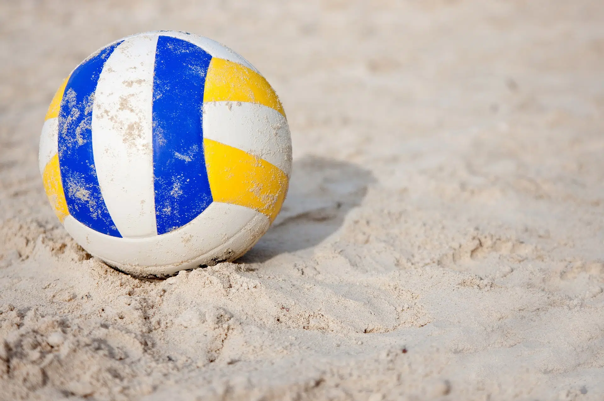 Ballon de volley-ball dans le sable
