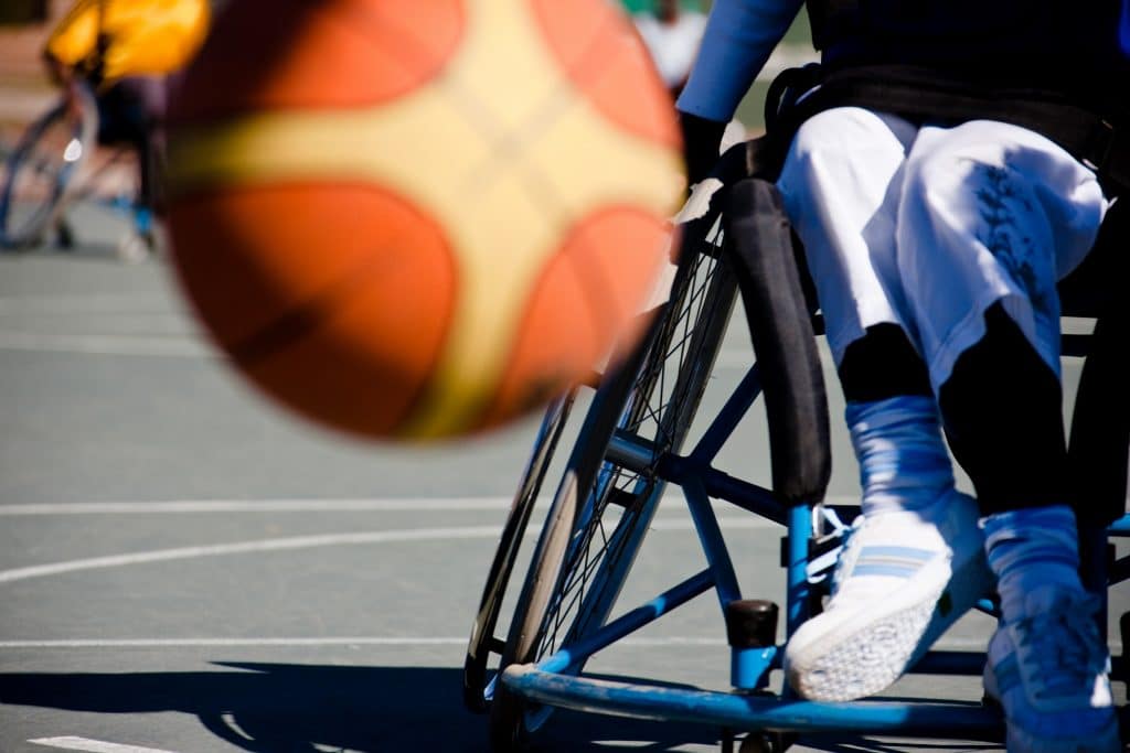 Joueur de basketball en chaise roulante qui lance un ballon de basketball