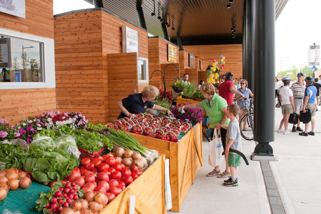 Des kiosque de fruits et légumes au marché public Lionel-Daunais de Boucherville.