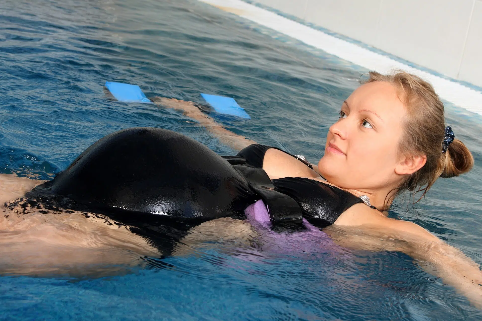 Femme enceinte pratiquant la natation prénatale
