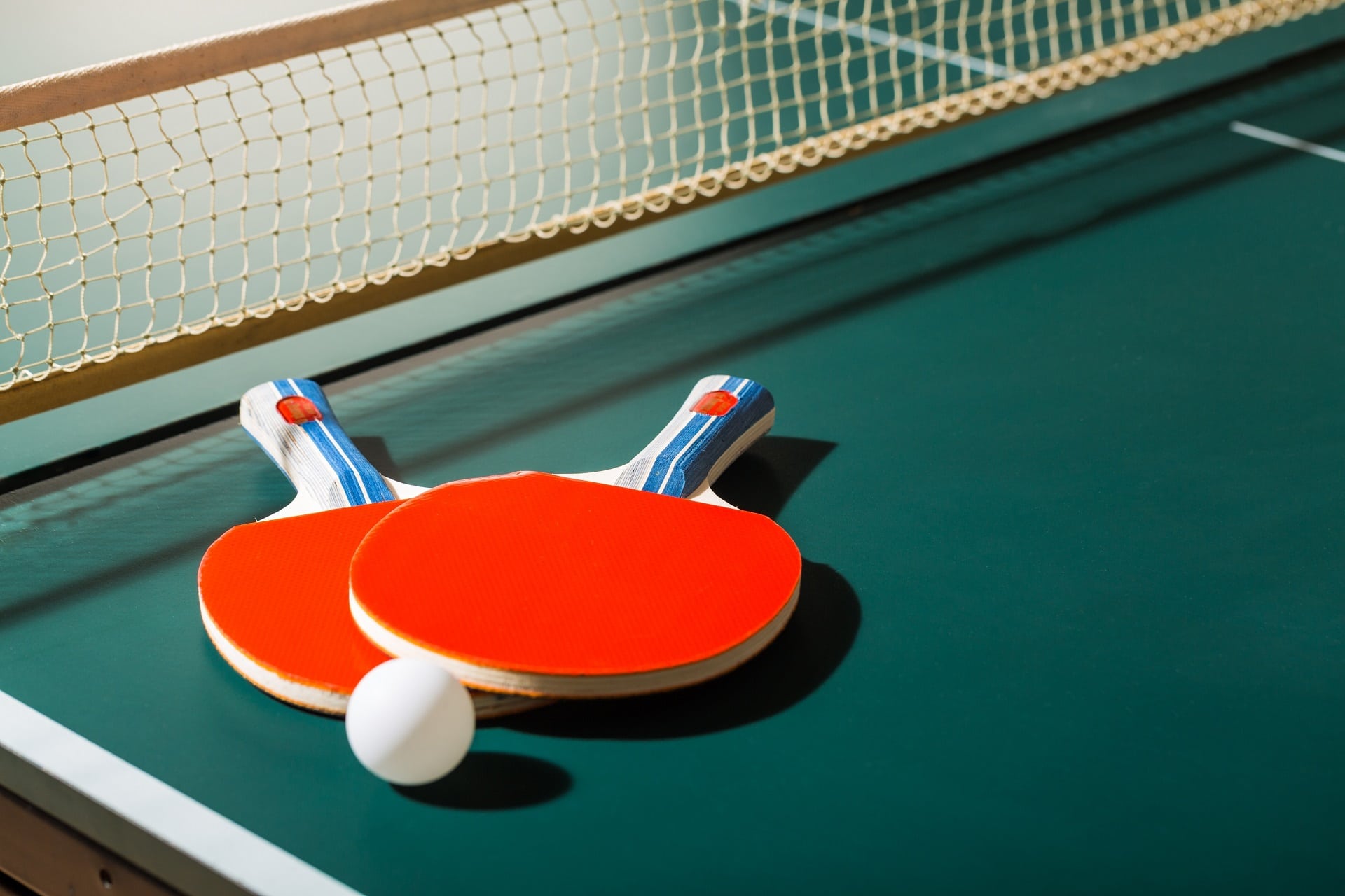 Deux planches et un balle sur une table de tennis de table