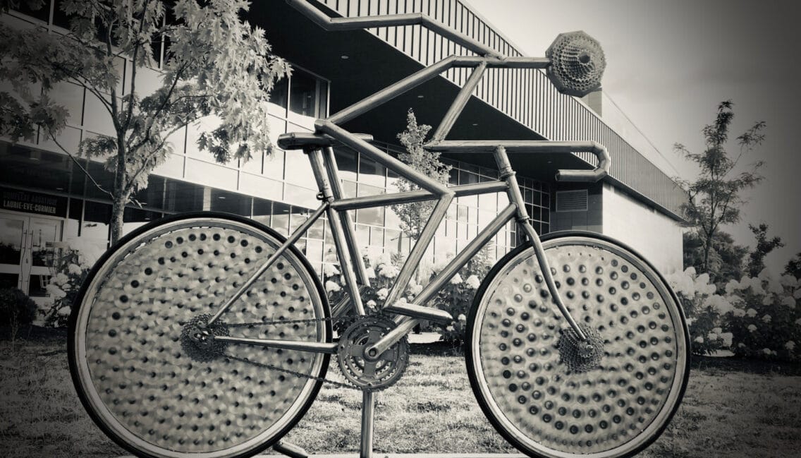 Image d'un vélo en noir et blanc