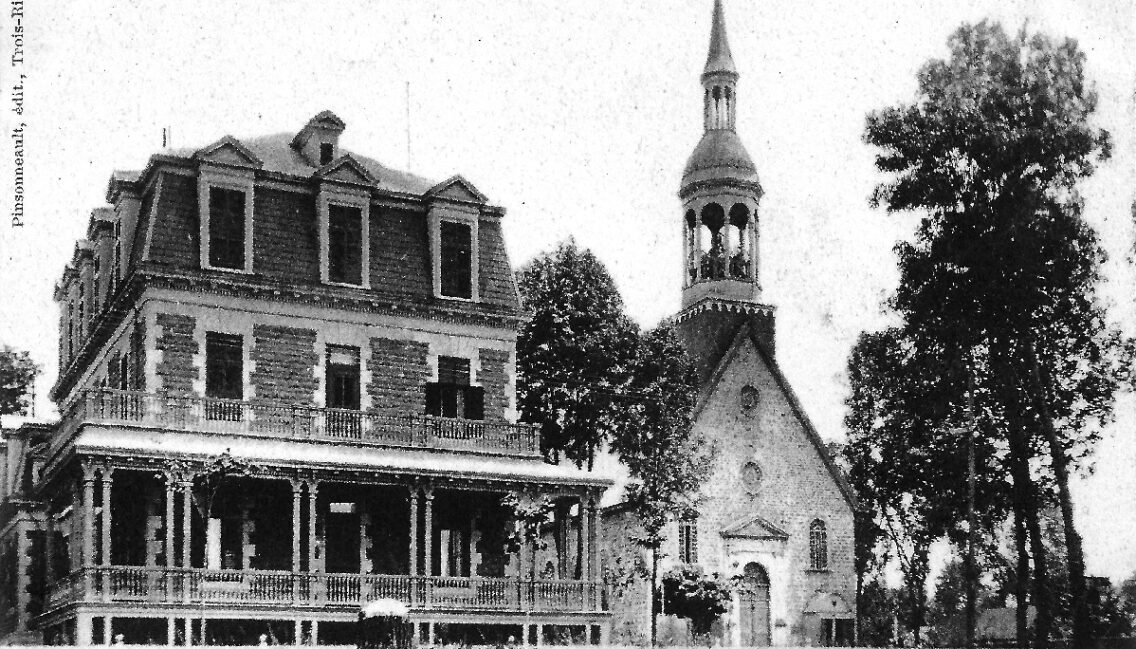 Photo d'époque de l'église et de l'ancien presbytère Sainte-Famille