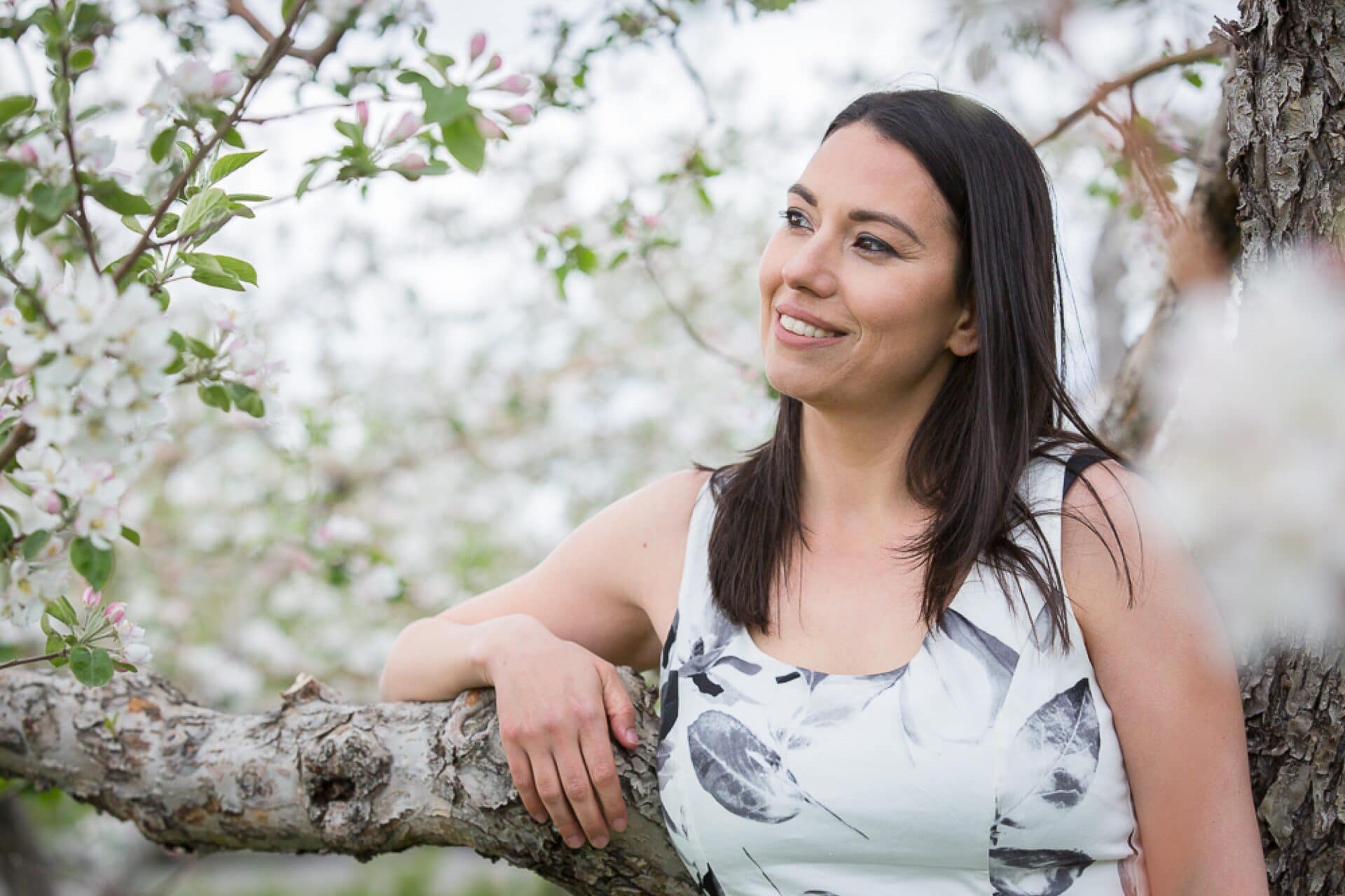 Portrait de Noémie Séguin près d'un arbre en fleur
