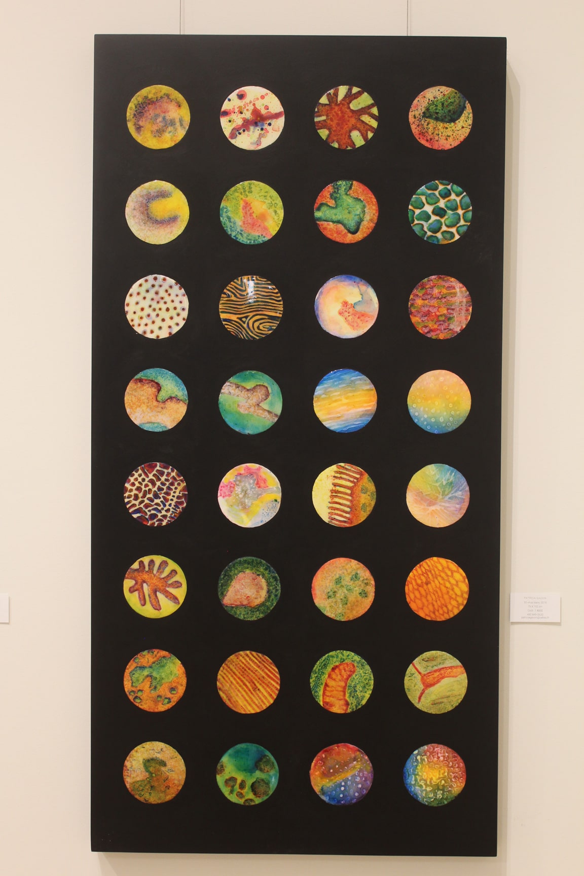 32 cercles de couleurs et textures différentes, présentés en 4 colonnes de 8 cercles.