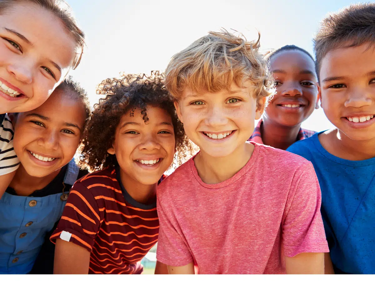 Un groupe d'enfants souriants faisant la pose.