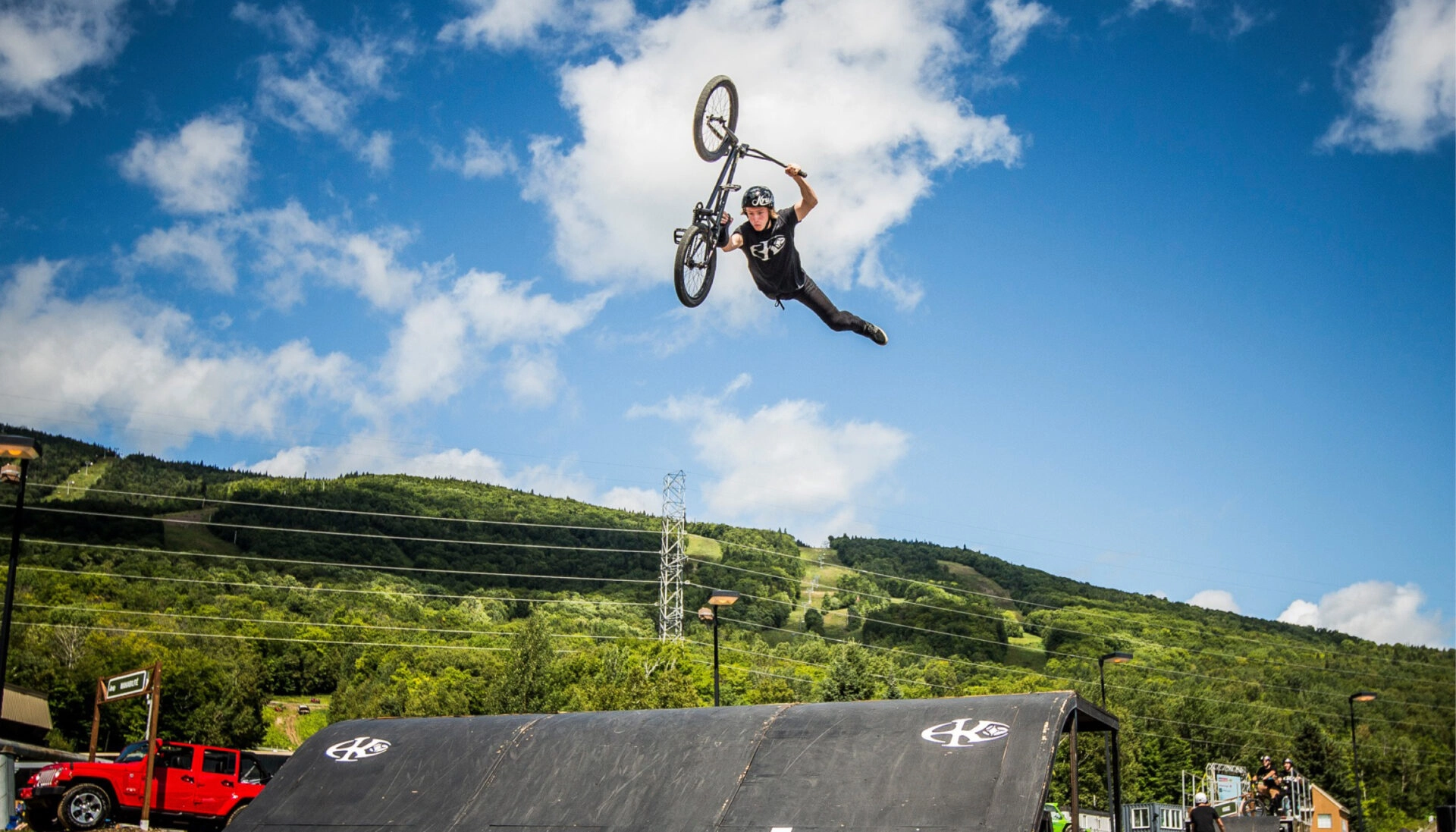 Garcon qui fait du saut haute voltige en BMX