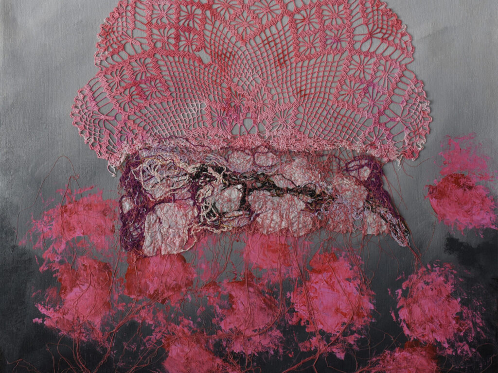 Oeuvre de Sylvie Lajoie, art abstrait fait de fils et textiles