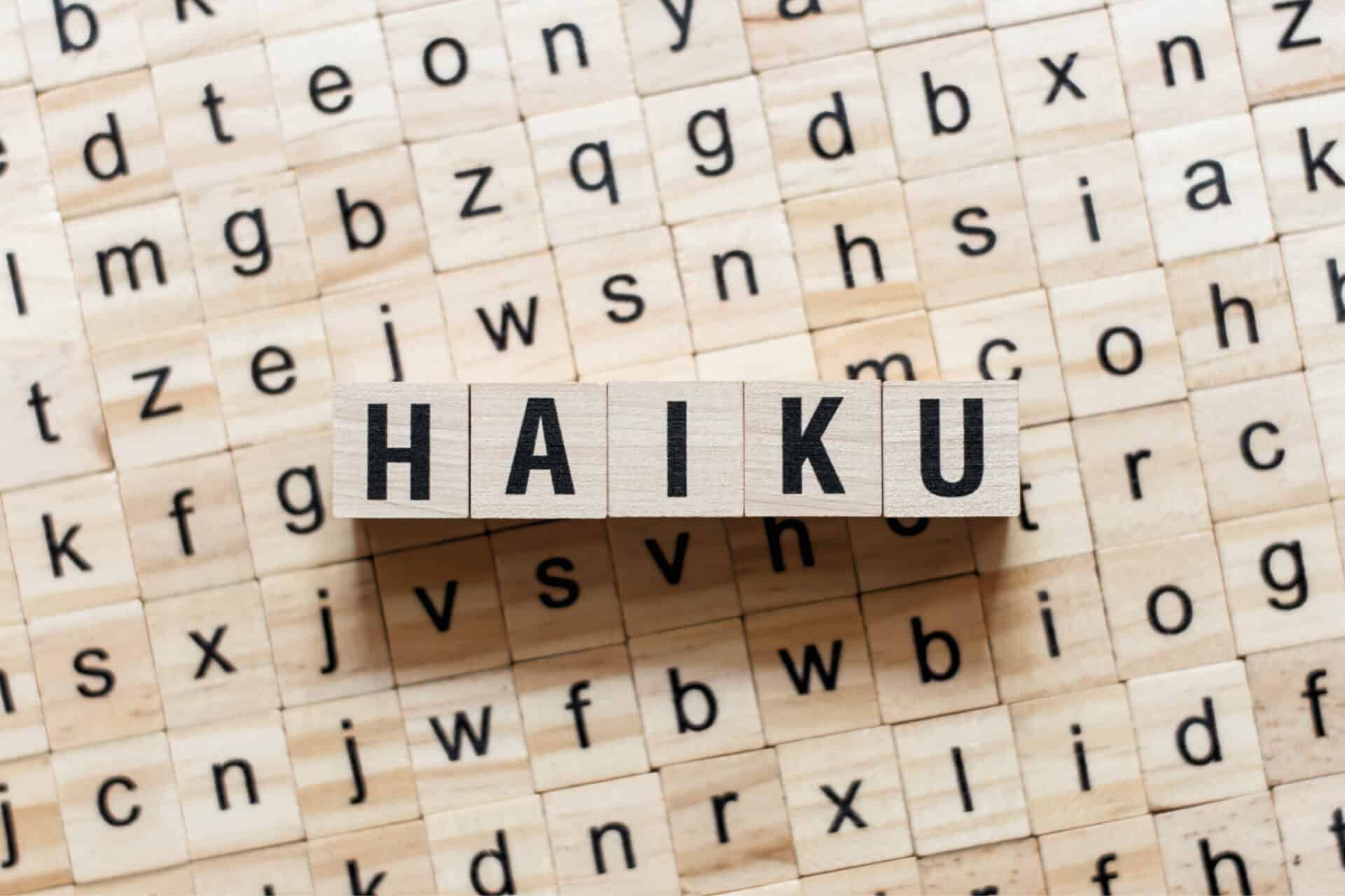 Pièces du jeu Scrabble étendue avec le mot HAIKU en évidence