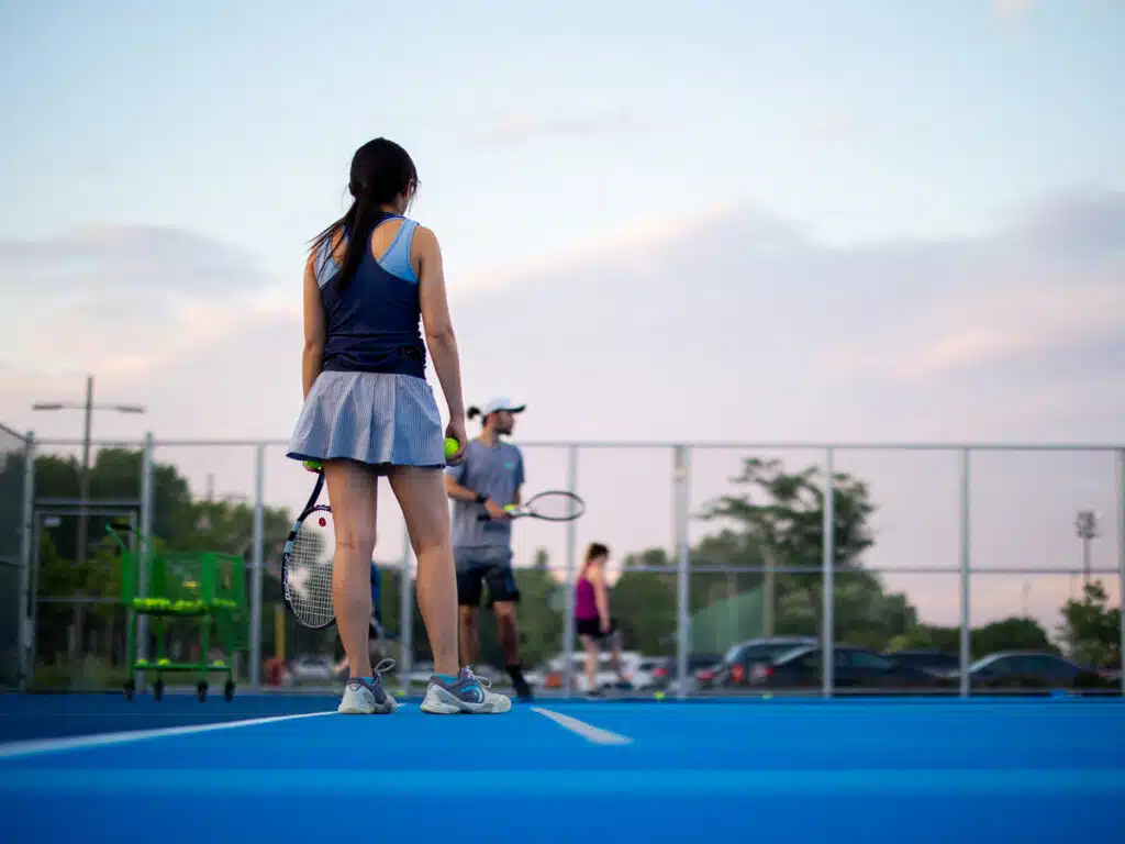 joueuse de tennis sur un court