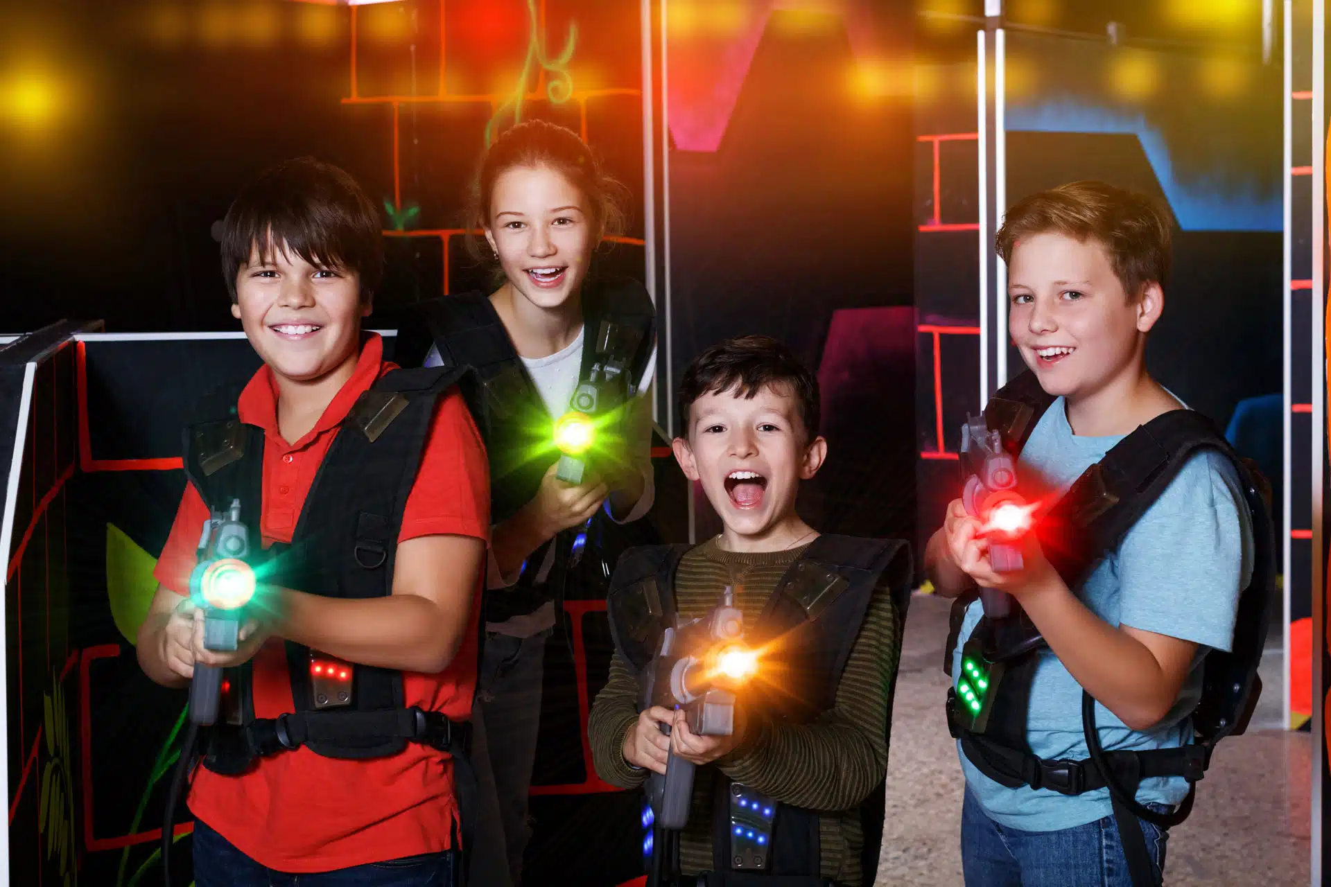 Quatre jeunes de moins de 12 ans avec un équipement de laser tag