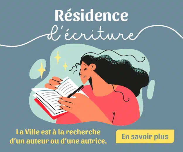 Visuel des résidences d'écriture. On y voit une illustration sur fond gris-bleu. Il s'agit d'un personnage qui écrit. Le titre est : Résidence d'écriture. Il est aussi écrit : La Ville est à la recherche d'un auteur ou d'une autrice. On y voit un bouton jaune sur lequel il est indiqué : En savoir plus